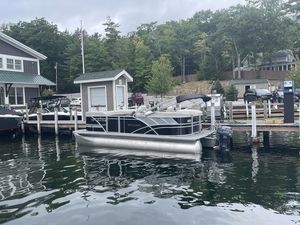 Sylvan 8520 LZ 2022 Sylvan 8520 LZ pontoon boat docked at a lakeside marina.