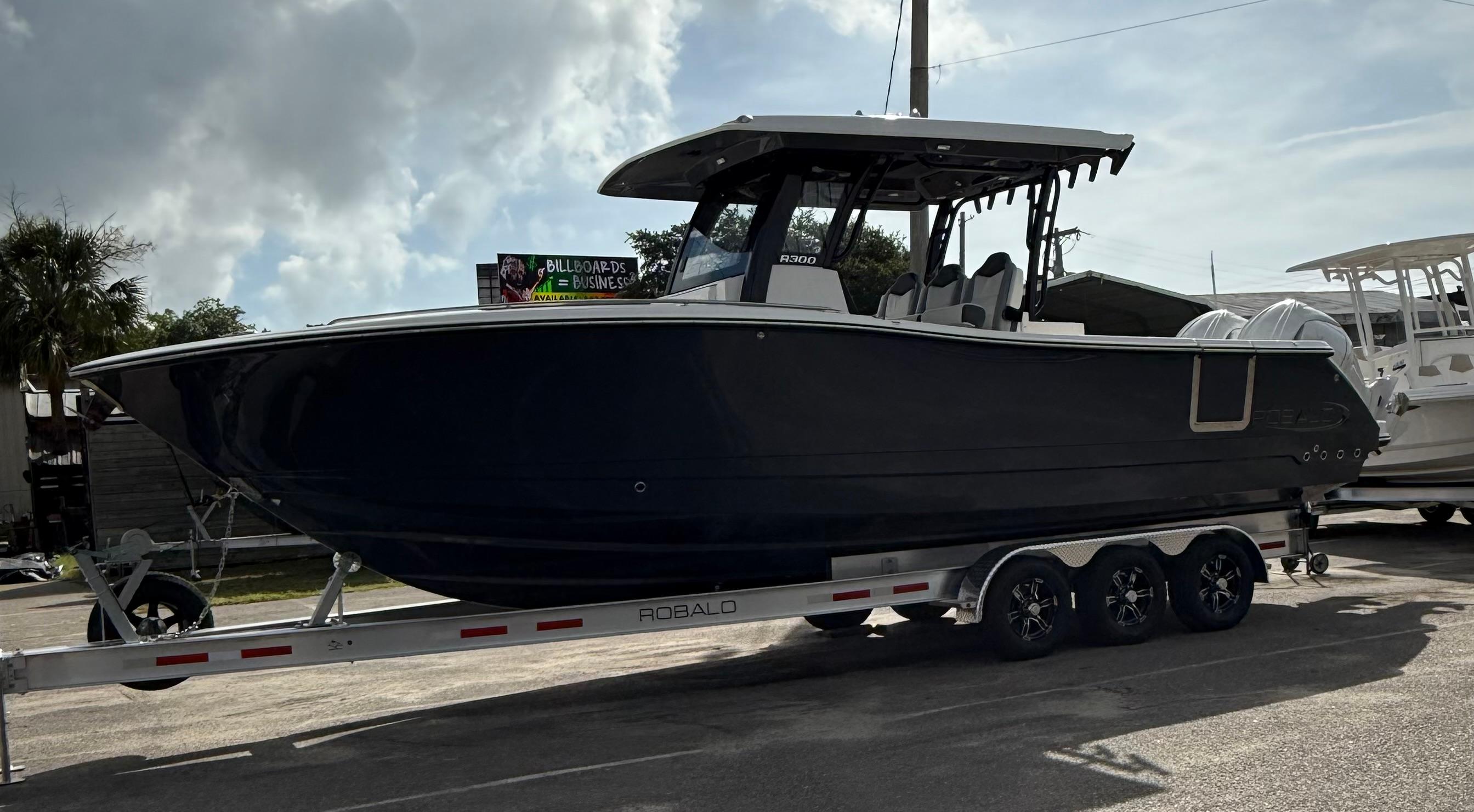 2025 Robalo R300 Center Console