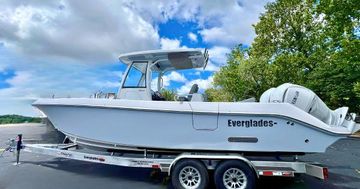 2024 Everglades 285 Center Console