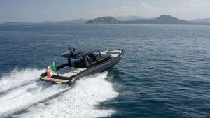 Novamarine BS 140 EFB Novamarine BS 140 EFB 2021 cruising on open sea with distant islands in background.