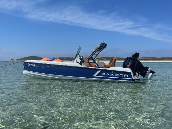 Saxdor 200 2022 Saxdor 200 boat in clear water, showcasing sleek design and modern features.