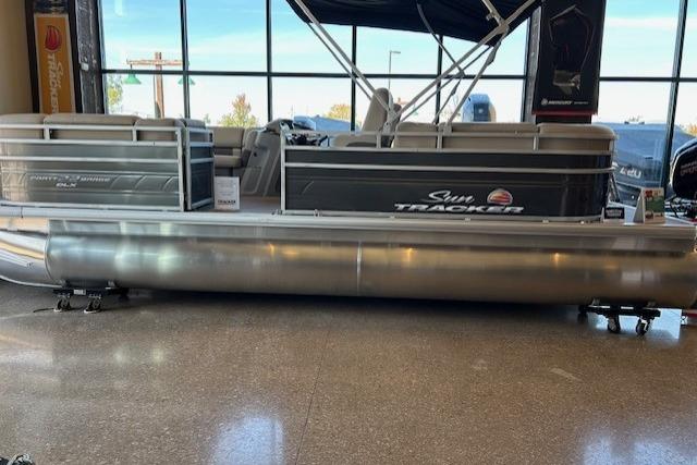 2025 Sun Tracker Party Barge 22 DLX