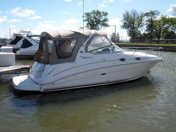Sea Ray 280 Sundancer 2003 Sea Ray 280 Sundancer boat docked in a marina.