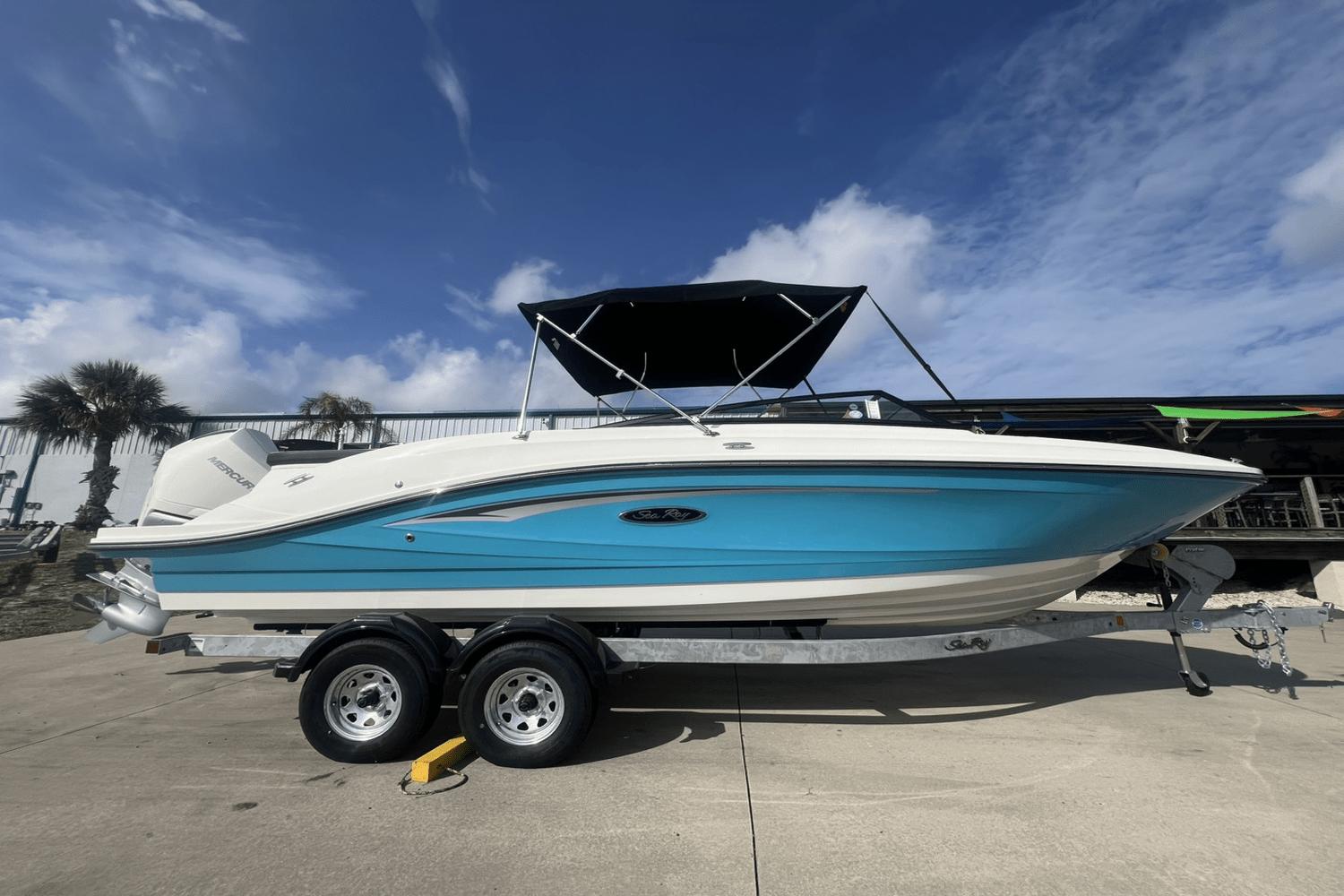 2025 Sea Ray SPX 230 Outboard