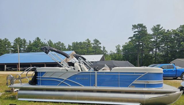 Sylvan Mirage 8524 LZ 2025 Sylvan Mirage 8524 LZ pontoon boat in a grassy area with trees and buildings.