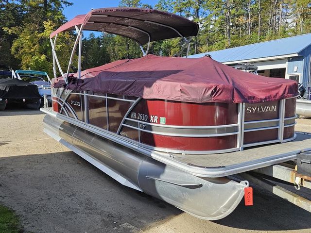 Sylvan 8524 Mirage LZ 2023 Sylvan 8524 Mirage LZ pontoon boat with maroon cover, parked outdoors.