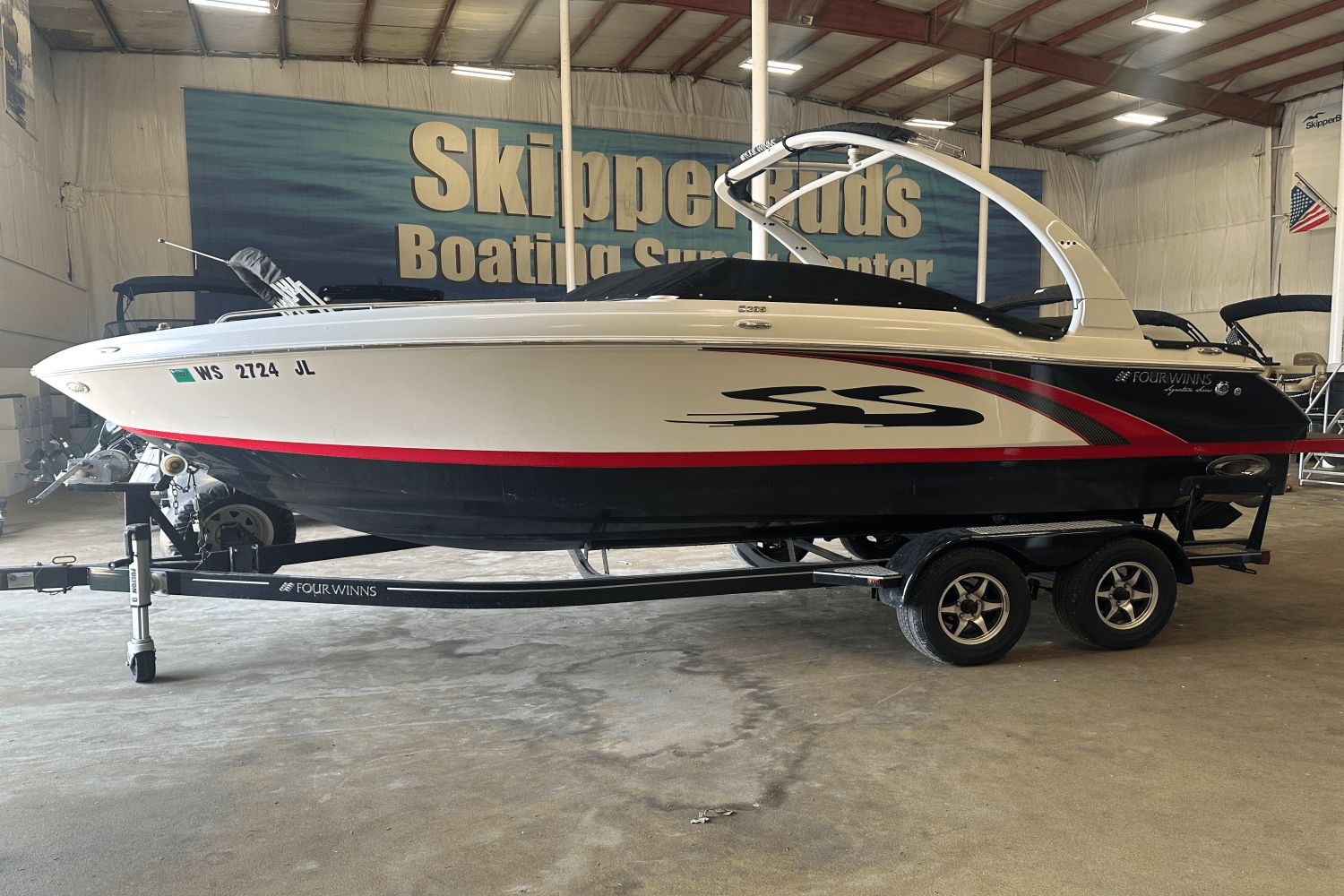 Four Winns 235 SD SIGNATURE 2014 Four Winns 235 SD Signature boat on trailer in showroom.
