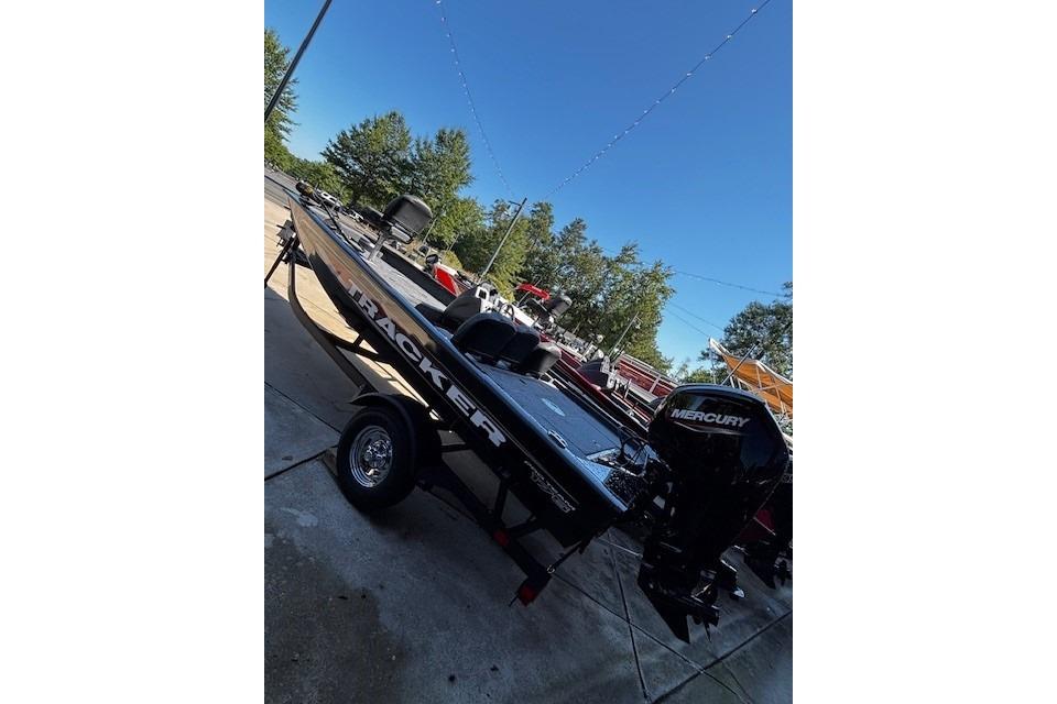 Tracker Pro Team 175 Crappie Edition 2026 Tracker Pro Team 175 Crappie Edition boat with Mercury engine, parked outdoors.