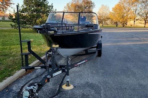 Tracker Targa V-18 Combo 2026 Tracker Targa V-18 Combo boat on trailer in a scenic park setting.