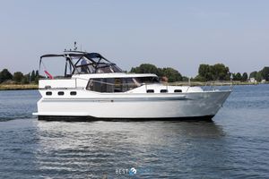 Vacance 10.50 AK 1995 Vacance 10.50 AK motor yacht cruising on a calm river.