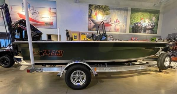 Mako 18 Pro Skiff Backwater Edition 2025 Mako 18 Pro Skiff Backwater Edition on trailer in showroom.