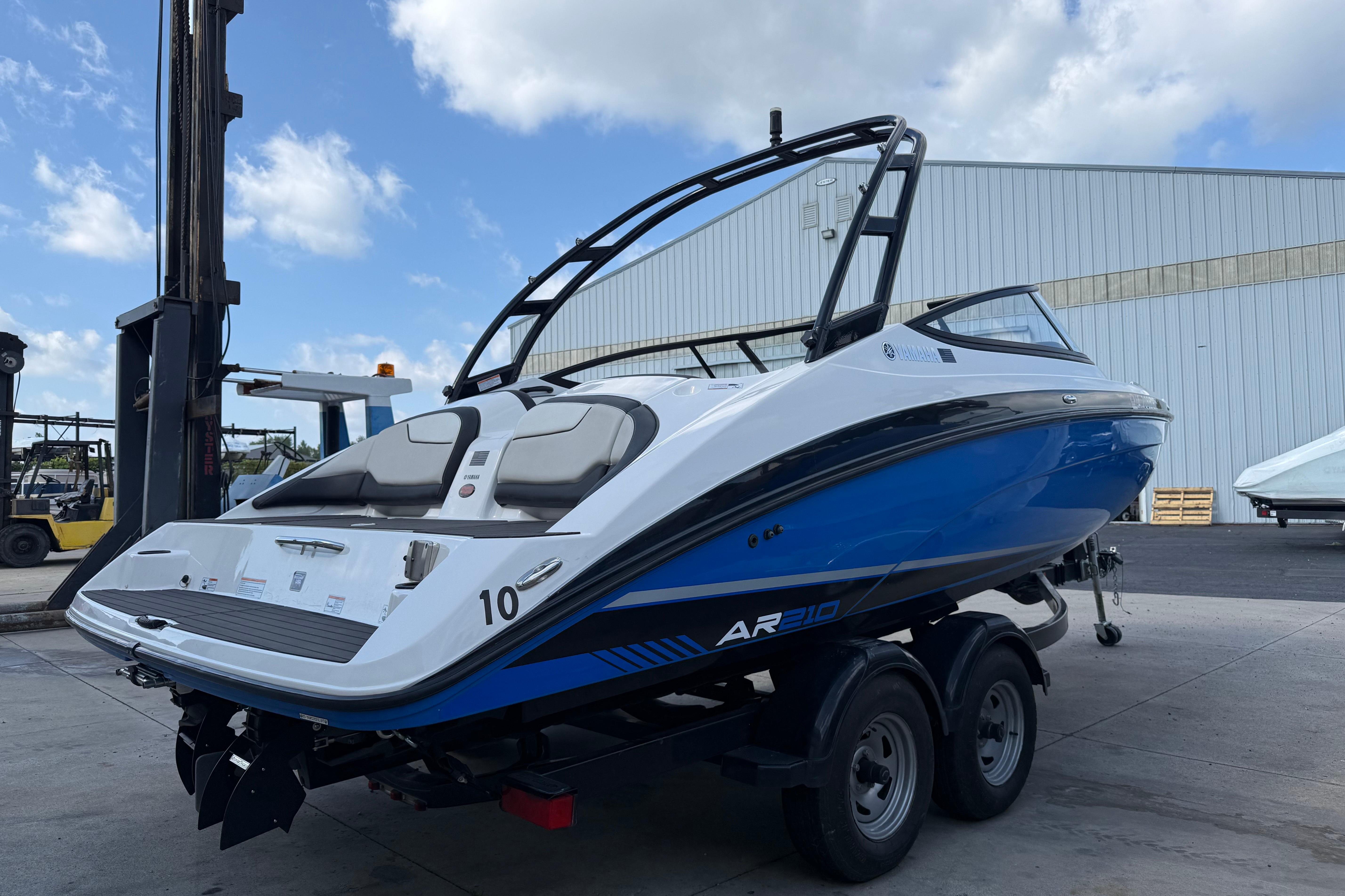 2017 Yamaha Boats AR210