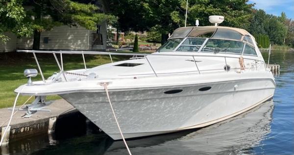 Sea Ray 330 Sundancer 1999 Sea Ray 330 Sundancer boat docked by lush greenery.