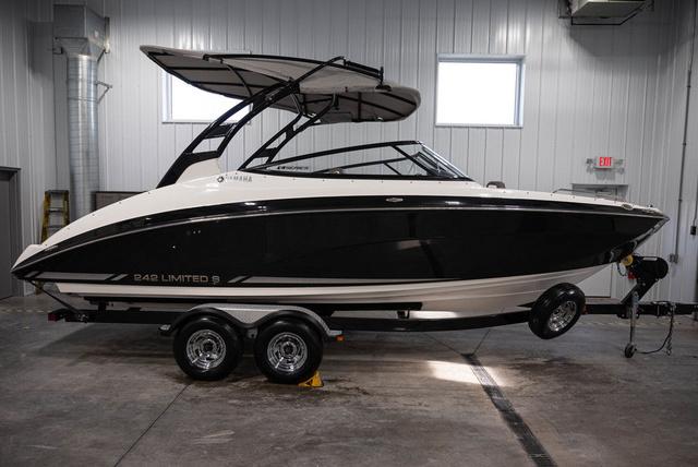 Yamaha Boats 242 LTD SE