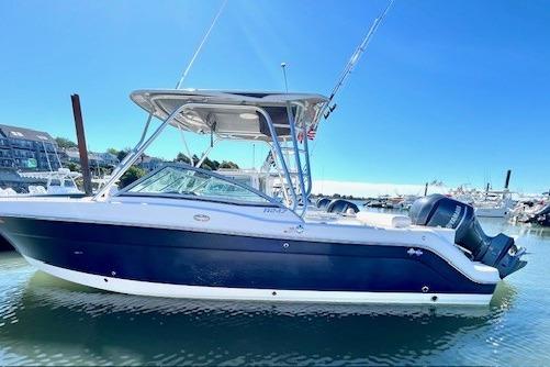 Robalo R247 Dual Console 2014 Robalo R247 Dual Console boat docked in marina under clear blue sky.