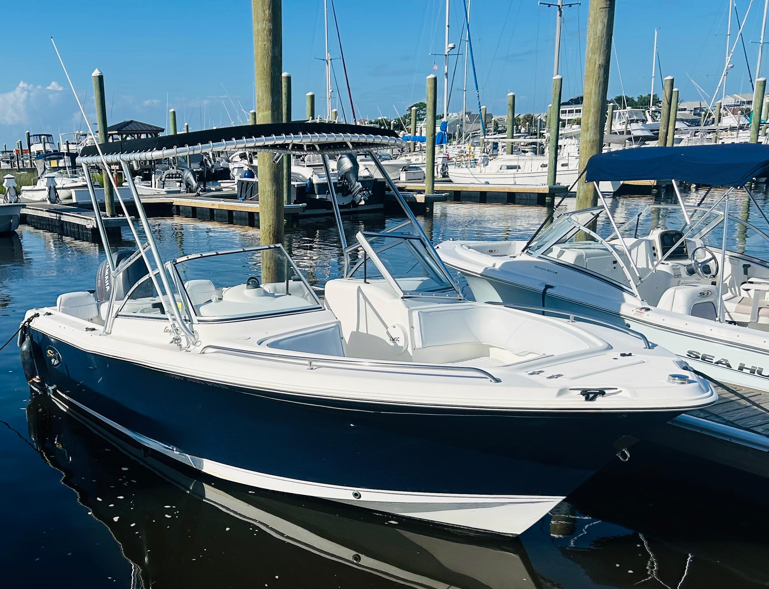 2005 Sea Hunt Escape 220