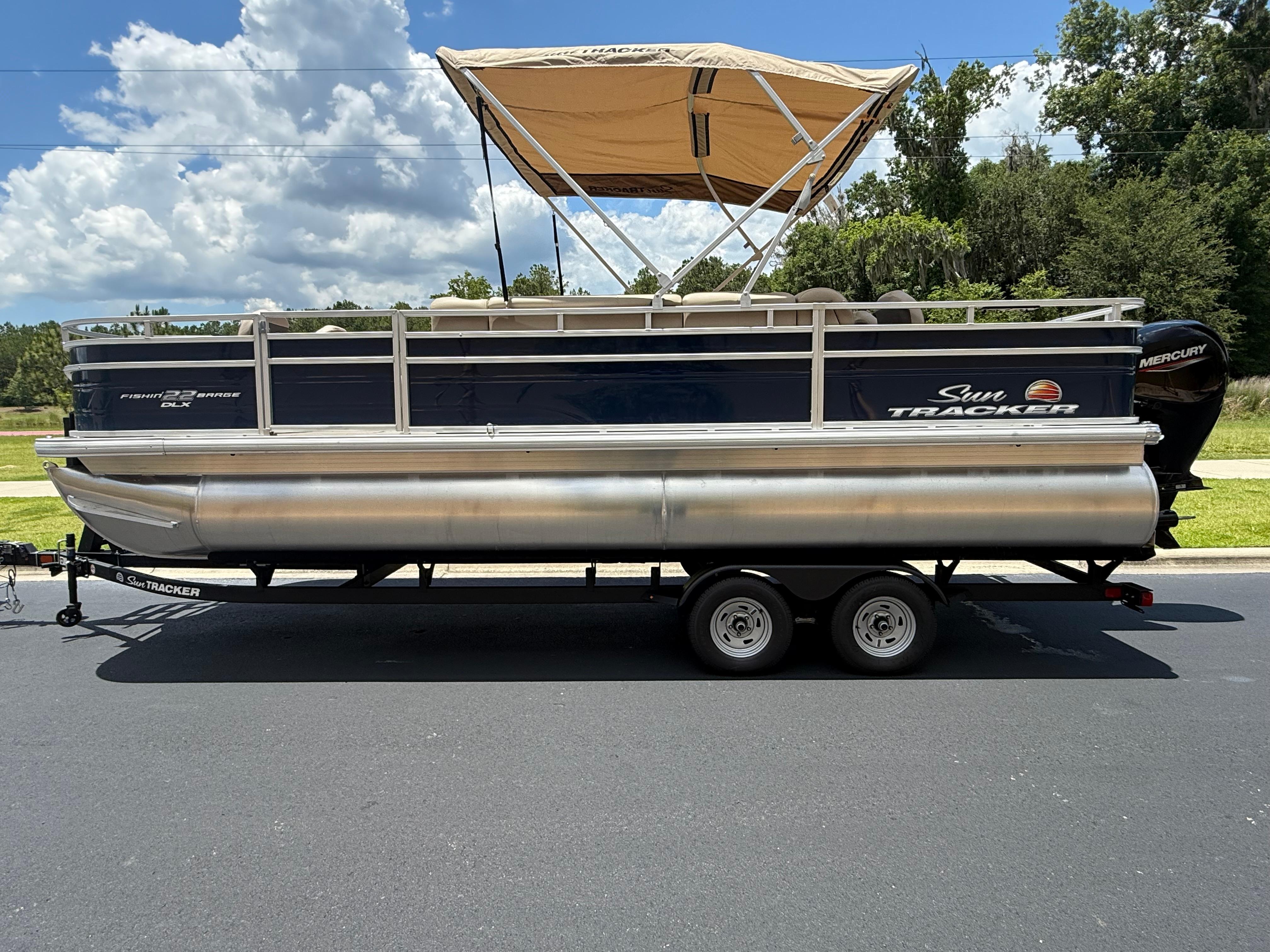 2025 Sun Tracker Fishin' Barge 22 DLX