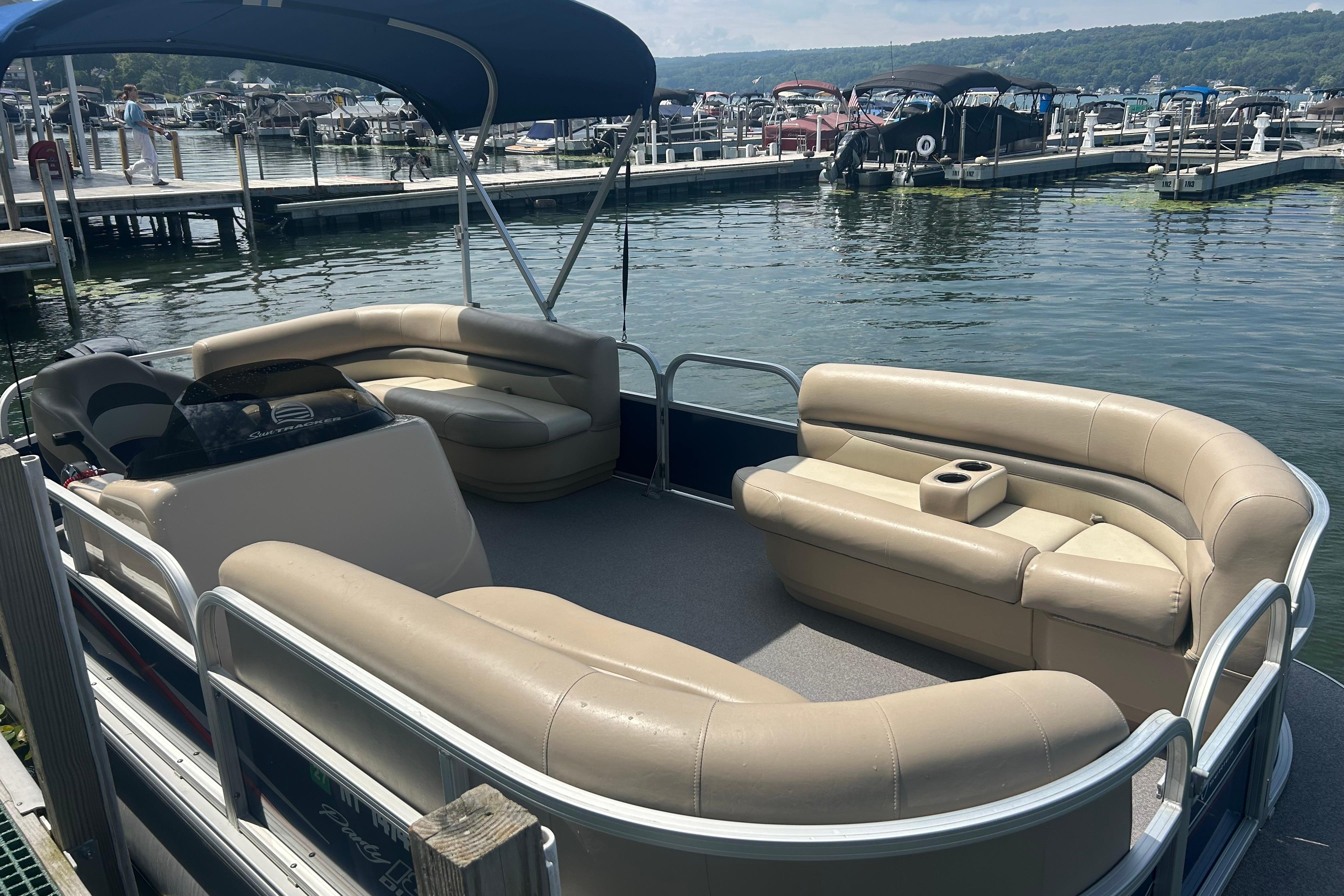 2016 Sun Tracker Party Barge 18 DLX