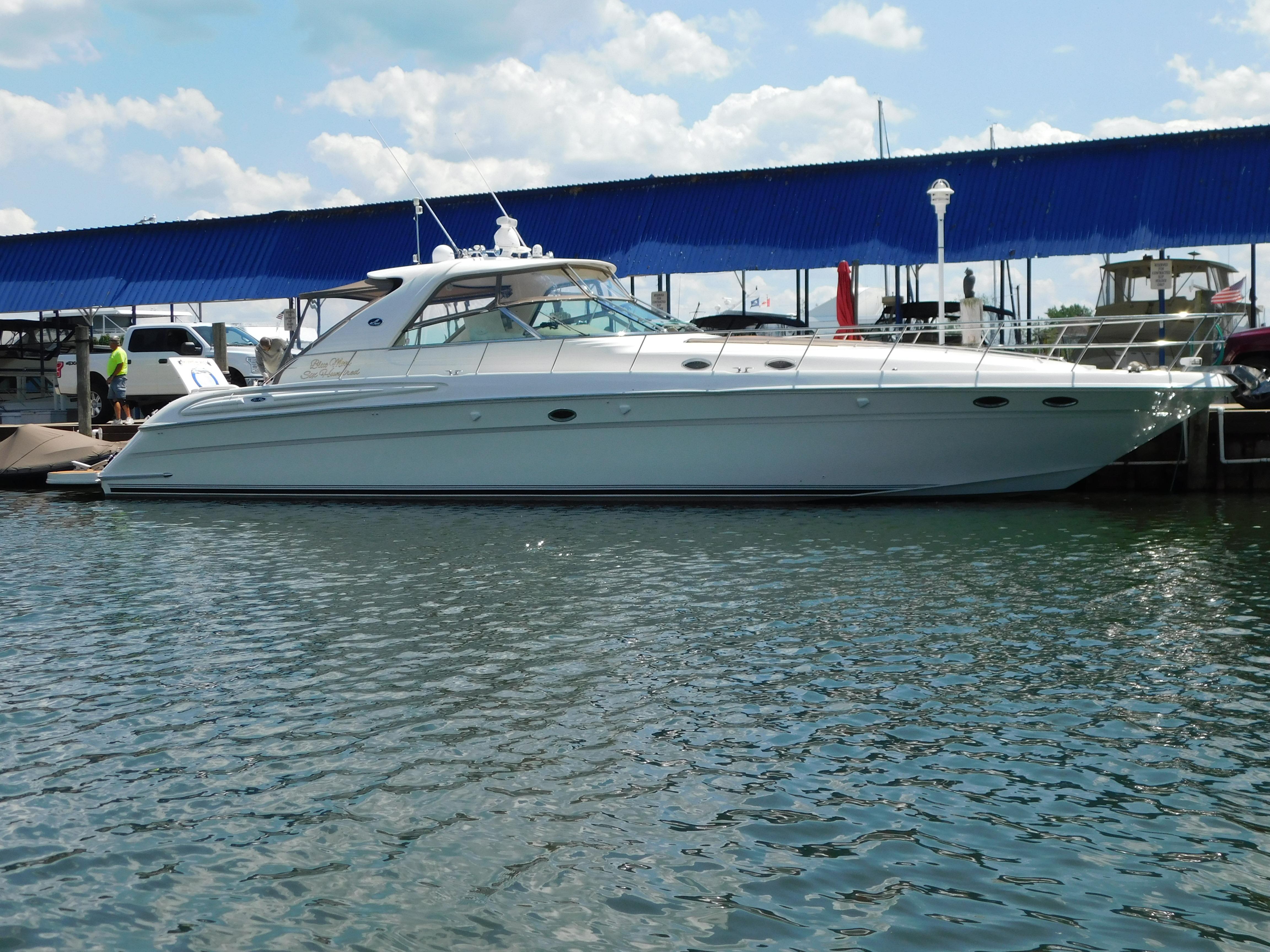 Sea Ray 600 Sun Sport 2004 Sea Ray 600 Sun Sport yacht docked at marina under blue sky.
