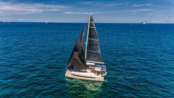 Bali 4.8 Sailing yacht Bali 4.8, 2022 model, cruising on open sea under clear blue sky.