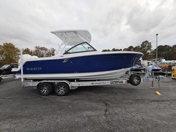 Blackfin 252 DC 2024 Blackfin 252 DC boat on a trailer in a parking lot.