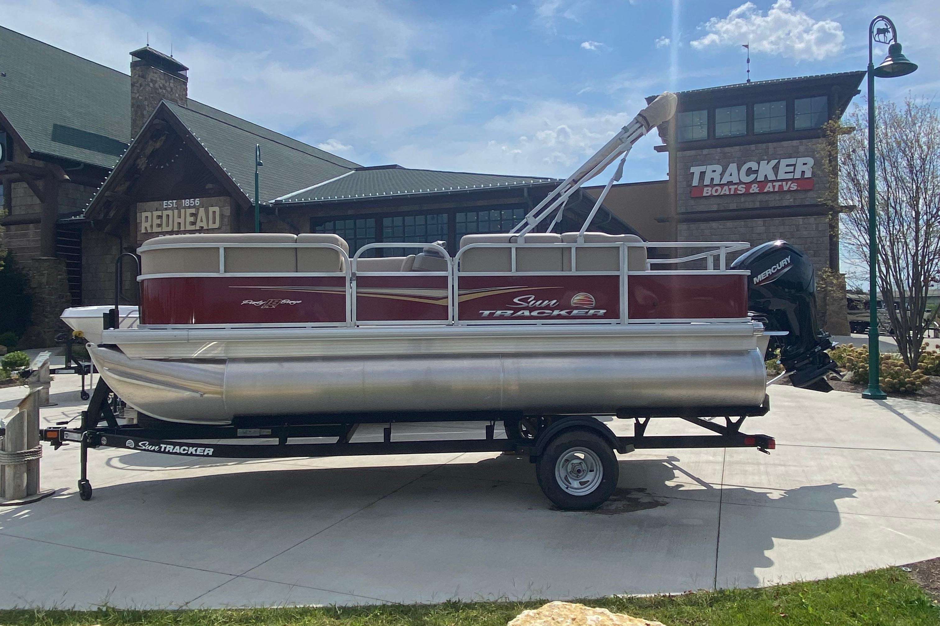 2025 Sun Tracker Party Barge 18 DLX