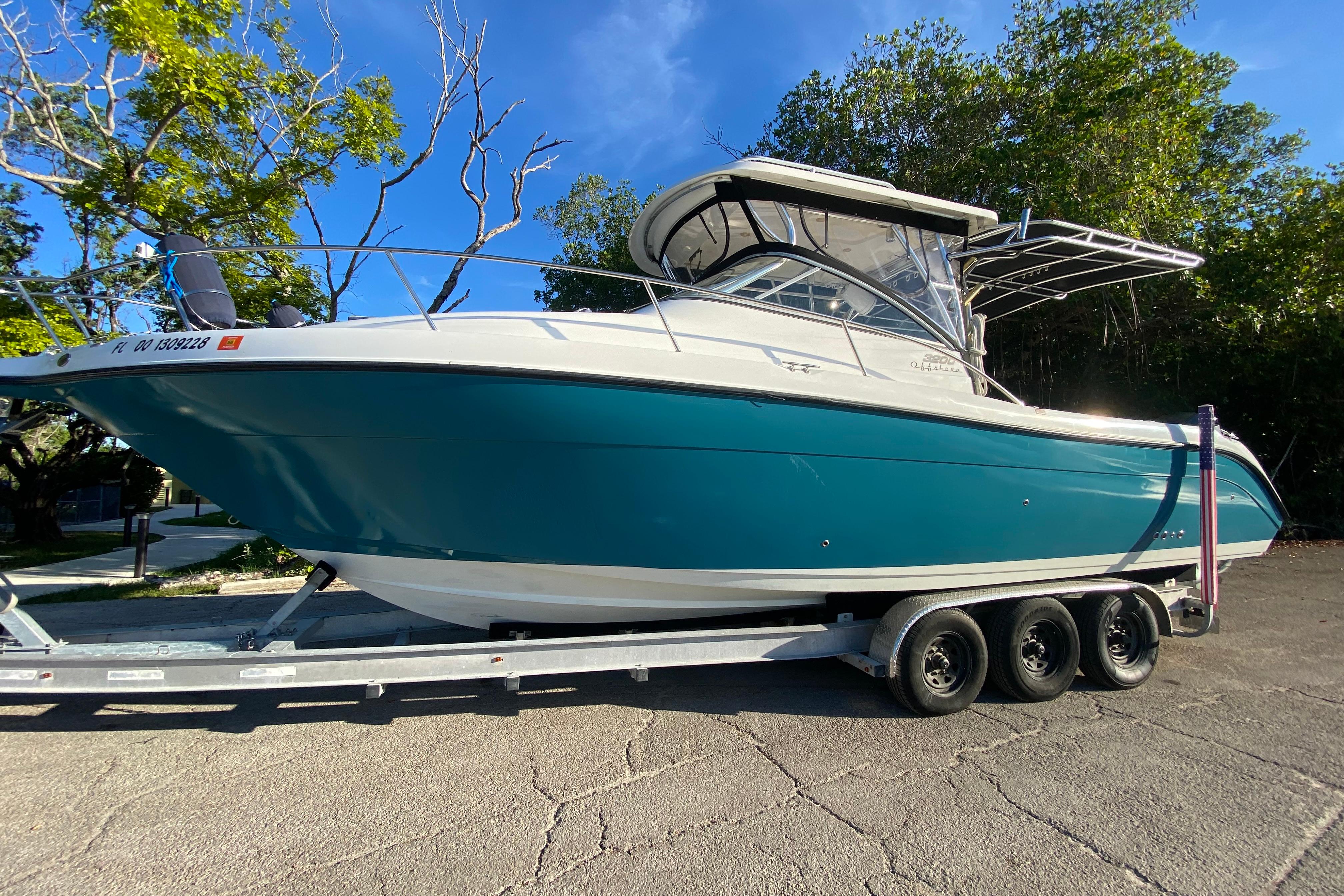 2009 Century 3200 Offshore