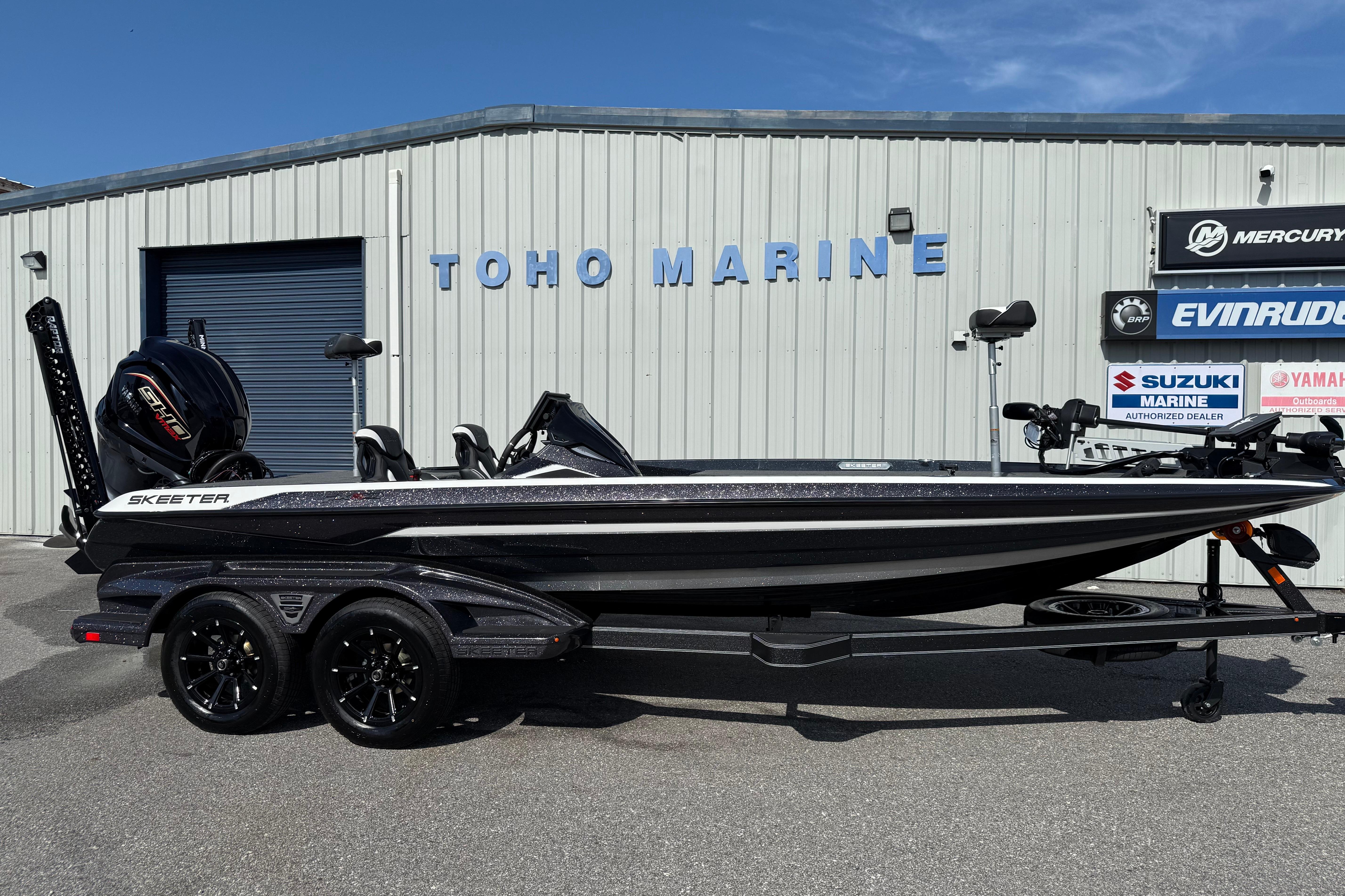 Skeeter FXR21 FLEX 2026 Skeeter FXR21 FLEX boat at Toho Marine dealership, side view.