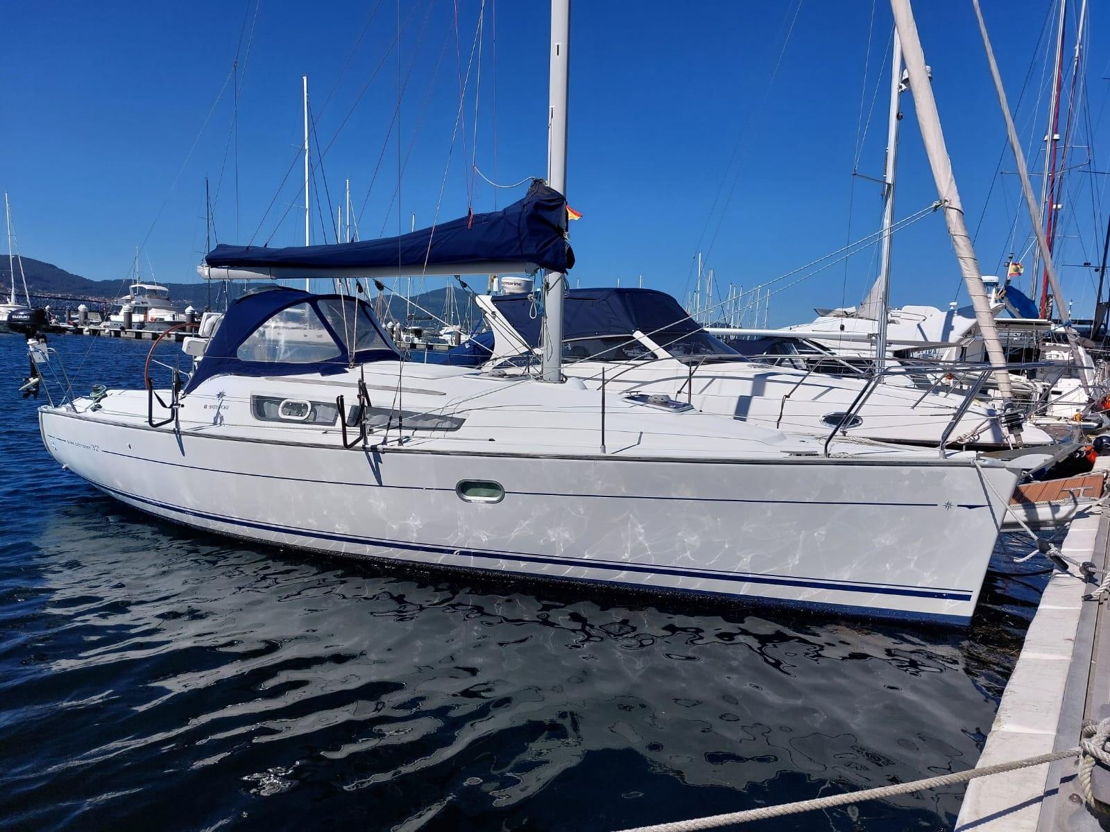 Jeanneau Sun Odyssey 32i 2007 Jeanneau Sun Odyssey 32i sailboat docked in a marina under clear blue skies.