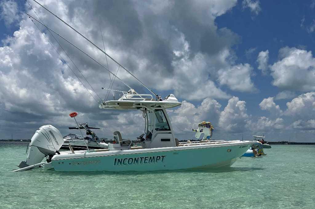 Everglades 253 Second Station 2021 Everglades 253 Second Station boat on clear water under cloudy sky.
