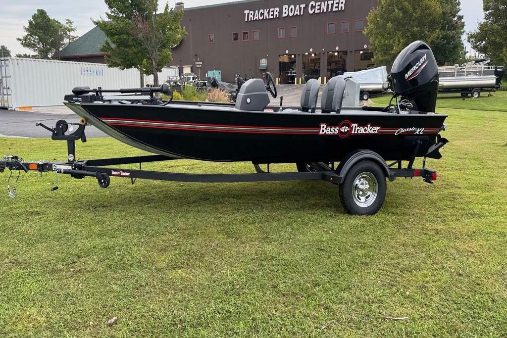 Tracker Bass Tracker Classic XL 2026 Tracker Bass Tracker Classic XL boat on trailer at Tracker Boat Center.