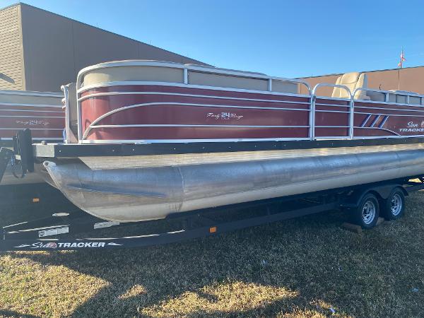 Sun Tracker Party Barge 24 DLX 2020 Sun Tracker Party Barge 24 DLX pontoon boat on trailer, side view.