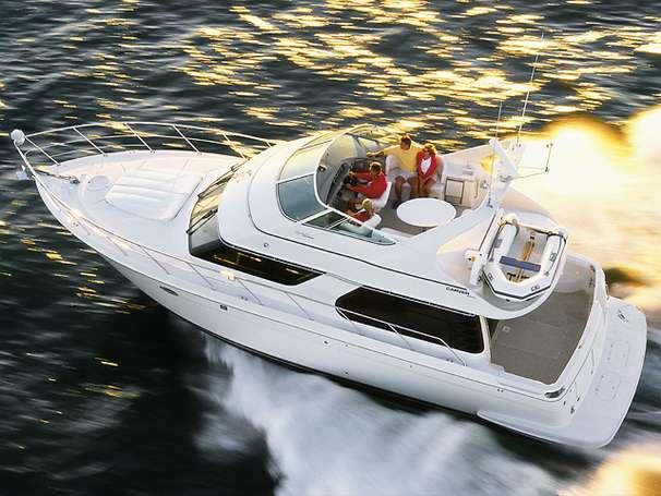 Carver 450 Voyager Pilothouse 2000 Carver 450 Voyager Pilothouse cruising on water at sunset.