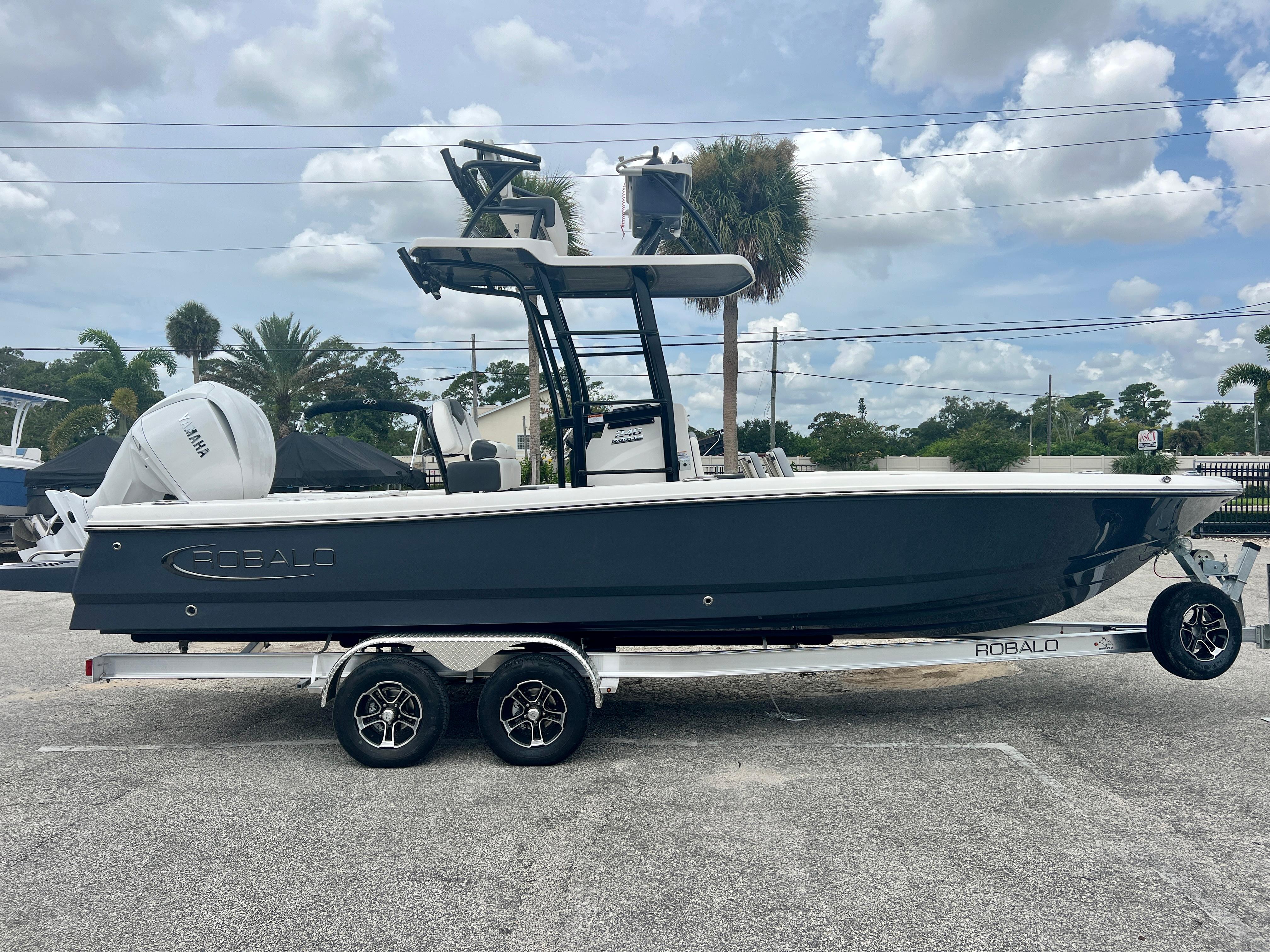 2025 Robalo 246 Cayman SD