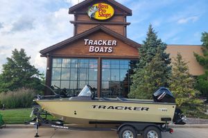 Tracker Targa V-18 Combo 2026 Tracker Targa V-18 Combo boat displayed outside Bass Pro Shops.