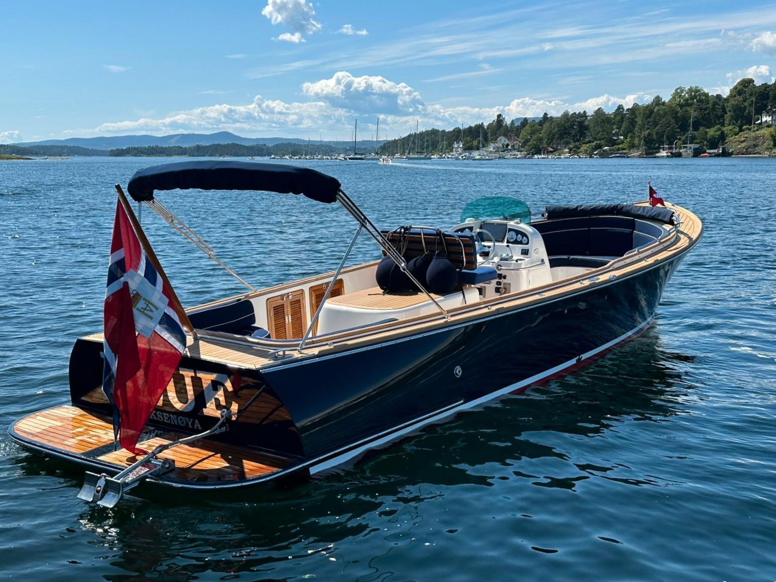 Nordic Star 33 Sportman 2006 Nordic Star 33 Sportman boat on calm water with scenic background.