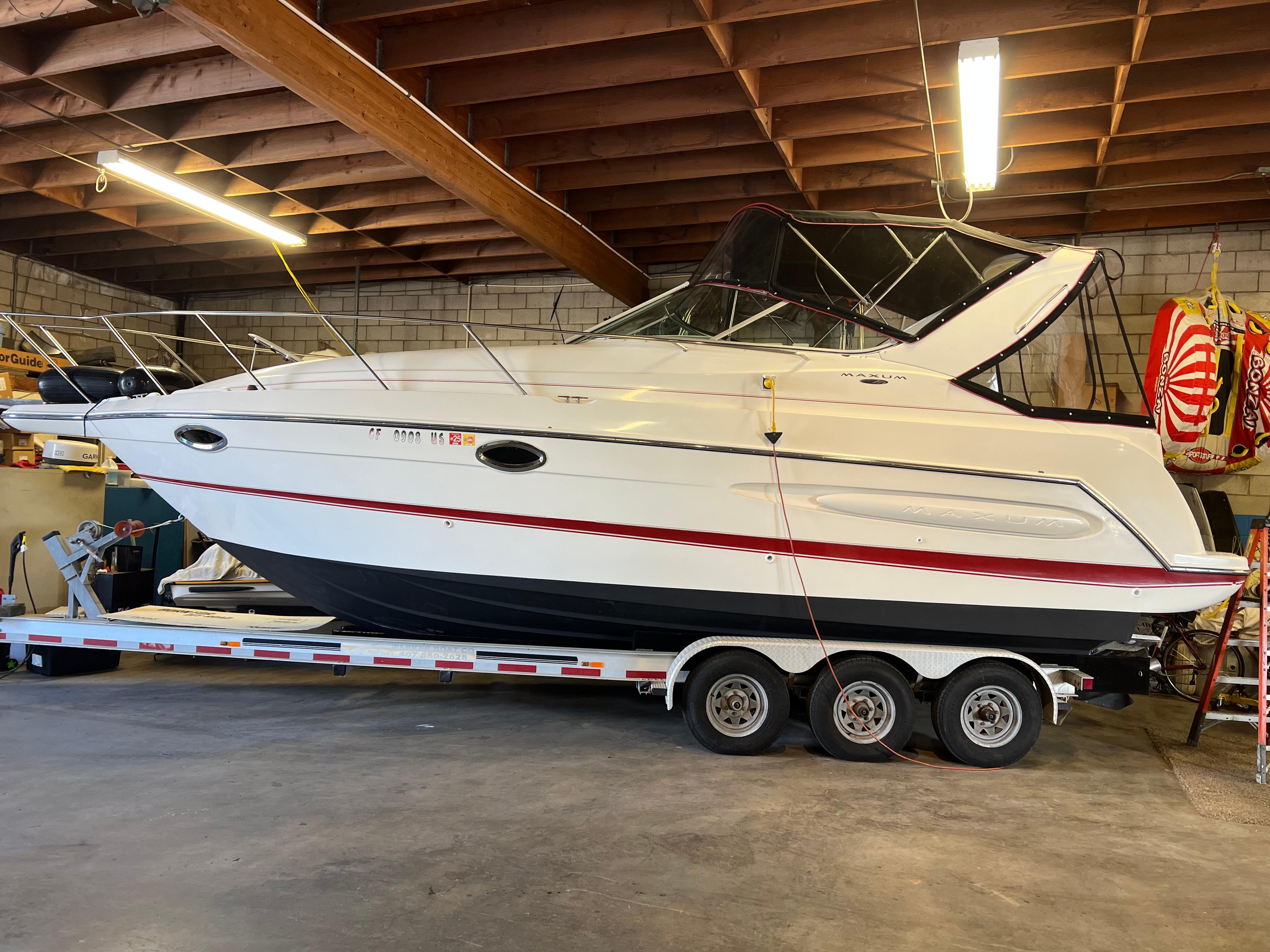 Maxum 2900 SE 2004 Maxum 2900 SE boat on trailer in indoor storage facility.