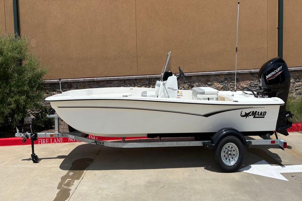 Mako Pro Skiff 17 CC 2026 Mako Pro Skiff 17 CC boat on trailer, parked outdoors.