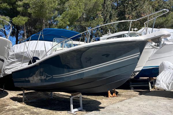 2000 White Shark 225