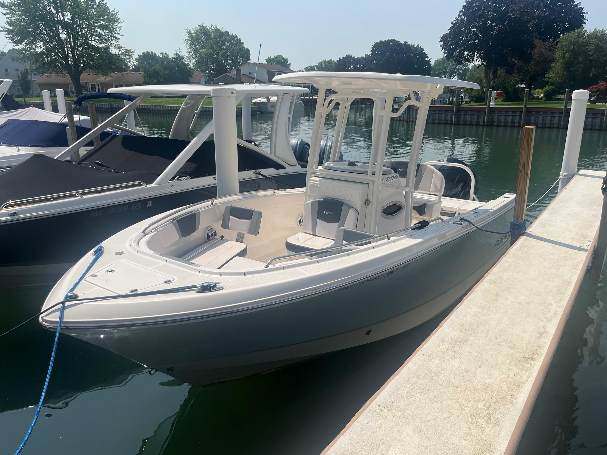 2020 Robalo R230 Center Console