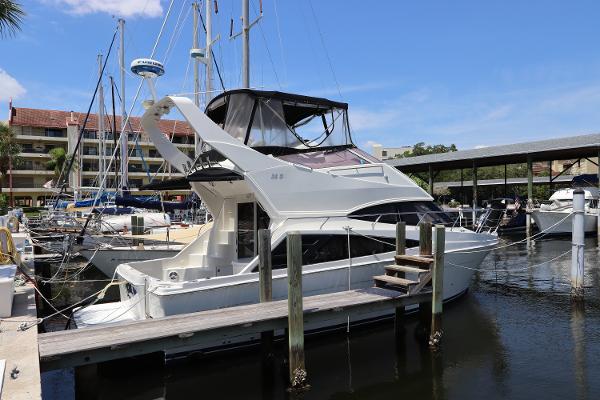 Carver 35 Super Sport 2007 Carver 35 Super Sport yacht docked at a marina on a sunny day.