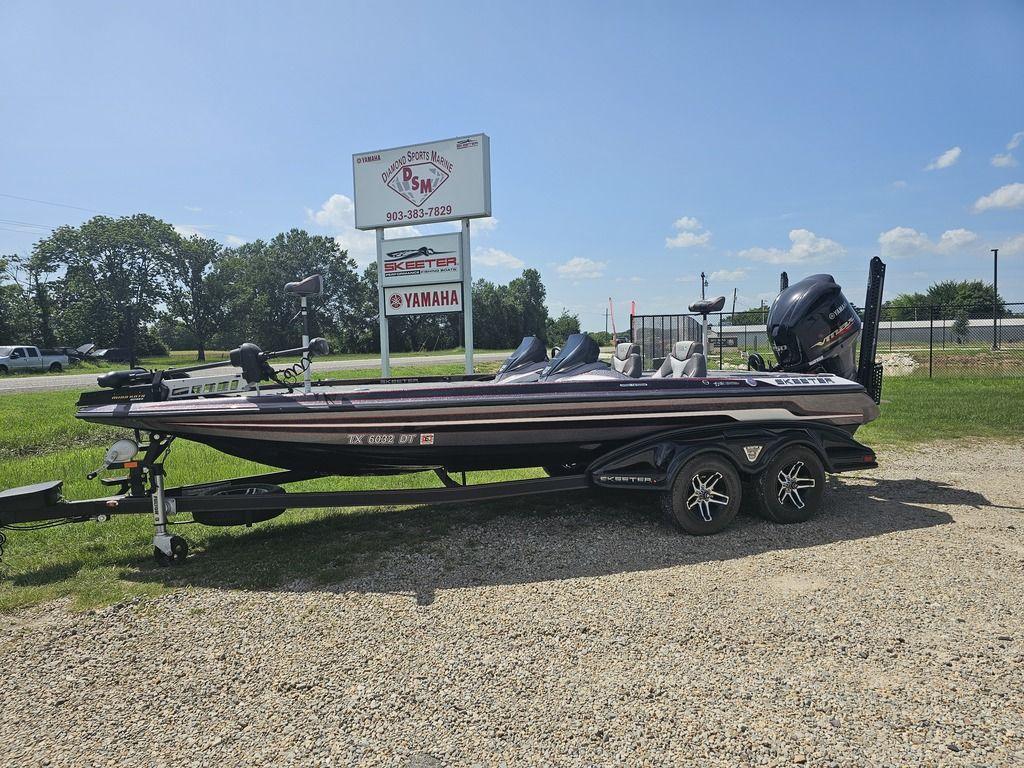 Skeeter FX21 LE 2017 Skeeter FX21 LE boat on trailer at Diamond Sports Marine dealership.