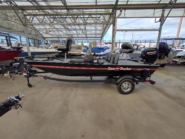Tracker Bass Tracker Classic XL 2025 Tracker Bass Tracker Classic XL boat in showroom, side view.