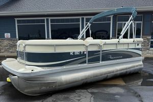 Bennington 1850GL 2009 Bennington 1850GL pontoon boat parked outside a building.