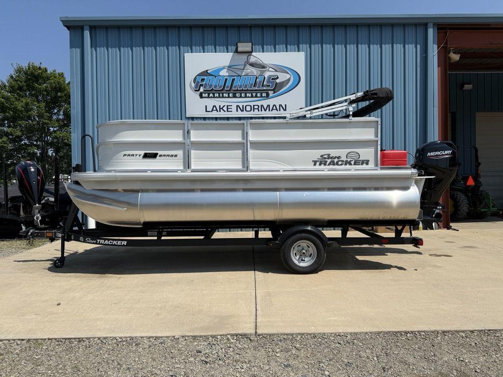 2026 Sun Tracker Party Barge 16 DLX
