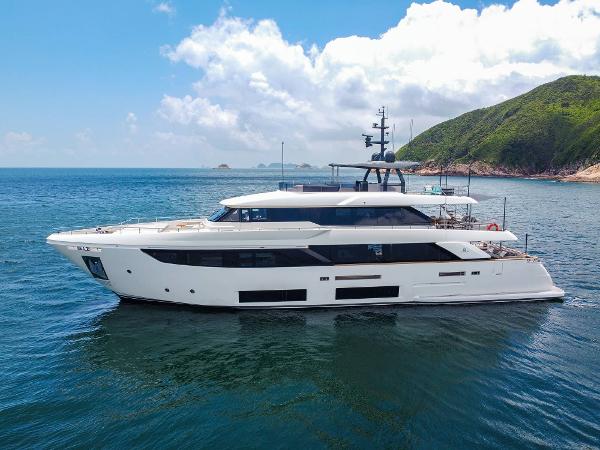 2019 Custom Line Navetta 33