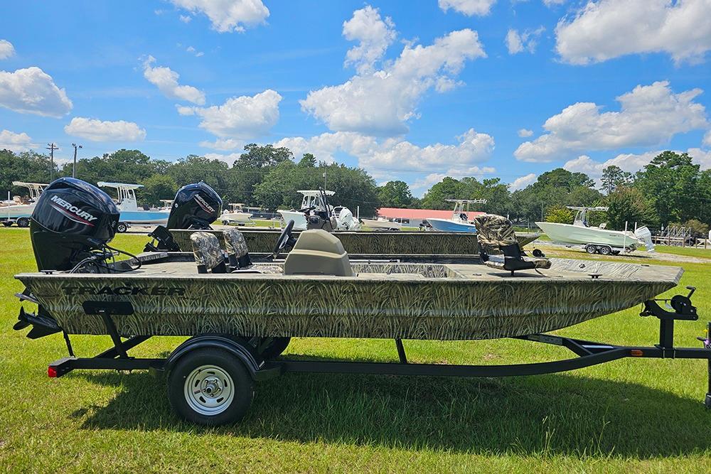 Tracker Grizzly 1754 SC 2026 Tracker Grizzly 1754 SC boat on trailer, parked on grass under blue sky.