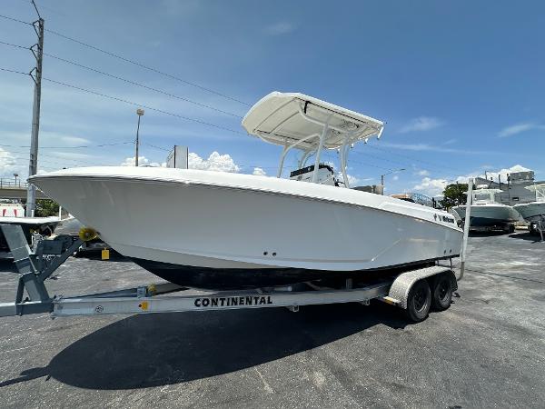 Wellcraft 222 Fisherman 2022 Wellcraft 222 Fisherman boat on a Continental trailer under a clear blue sky.