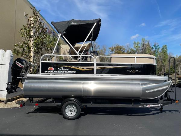 2025 Sun Tracker Party Barge 16 DLX