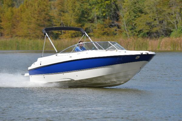 Bayliner 249 SD 2006 Bayliner 249 SD boat cruising on a lake with trees in the background.
